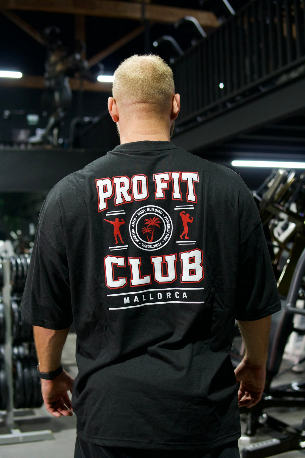 Schwarzes Oversize-T-Shirt mit großem ProFit Club Rückenprint in Weiß und Rot.