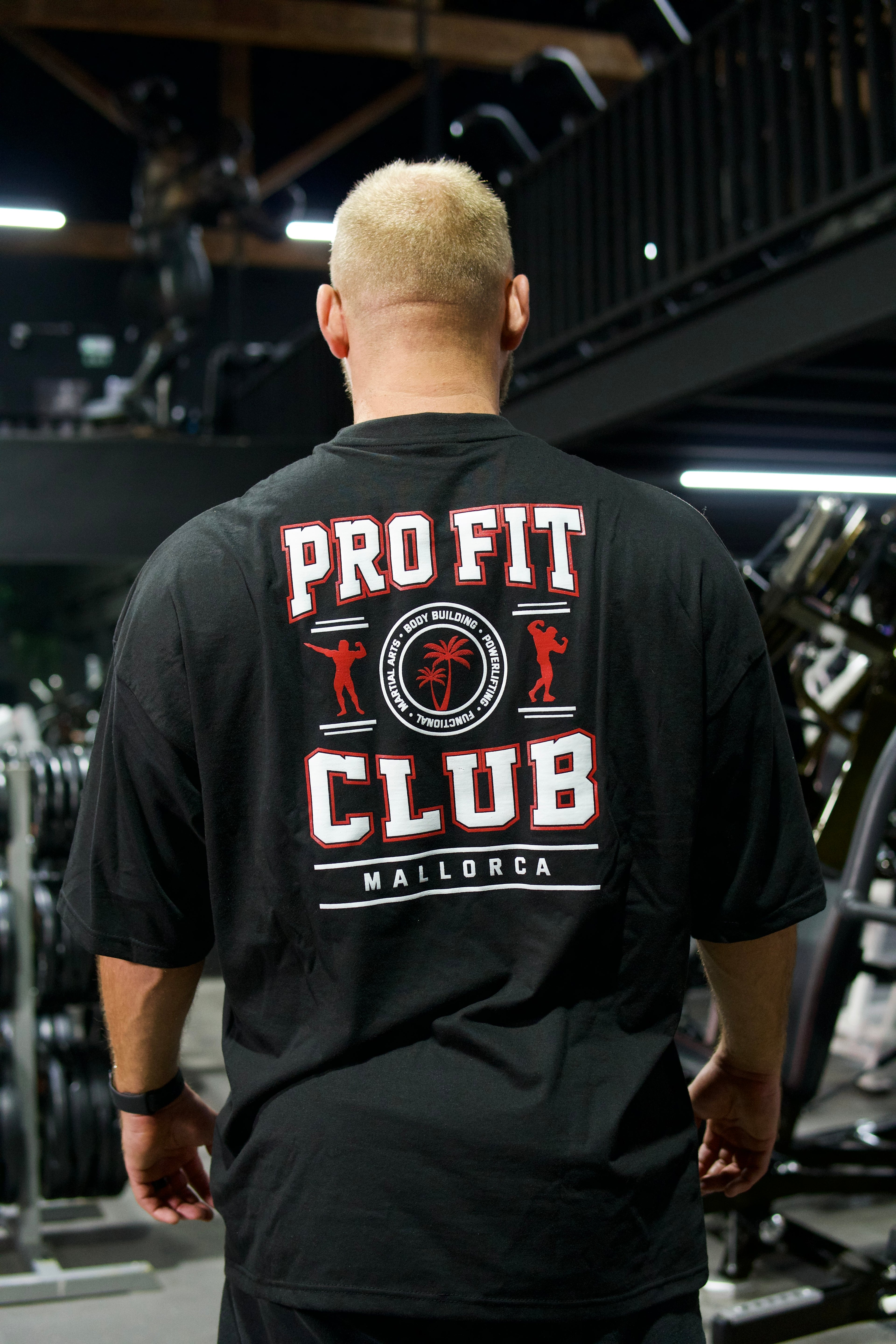 Schwarzes Oversize-T-Shirt mit großem ProFit Club Rückenprint in Weiß und Rot.
