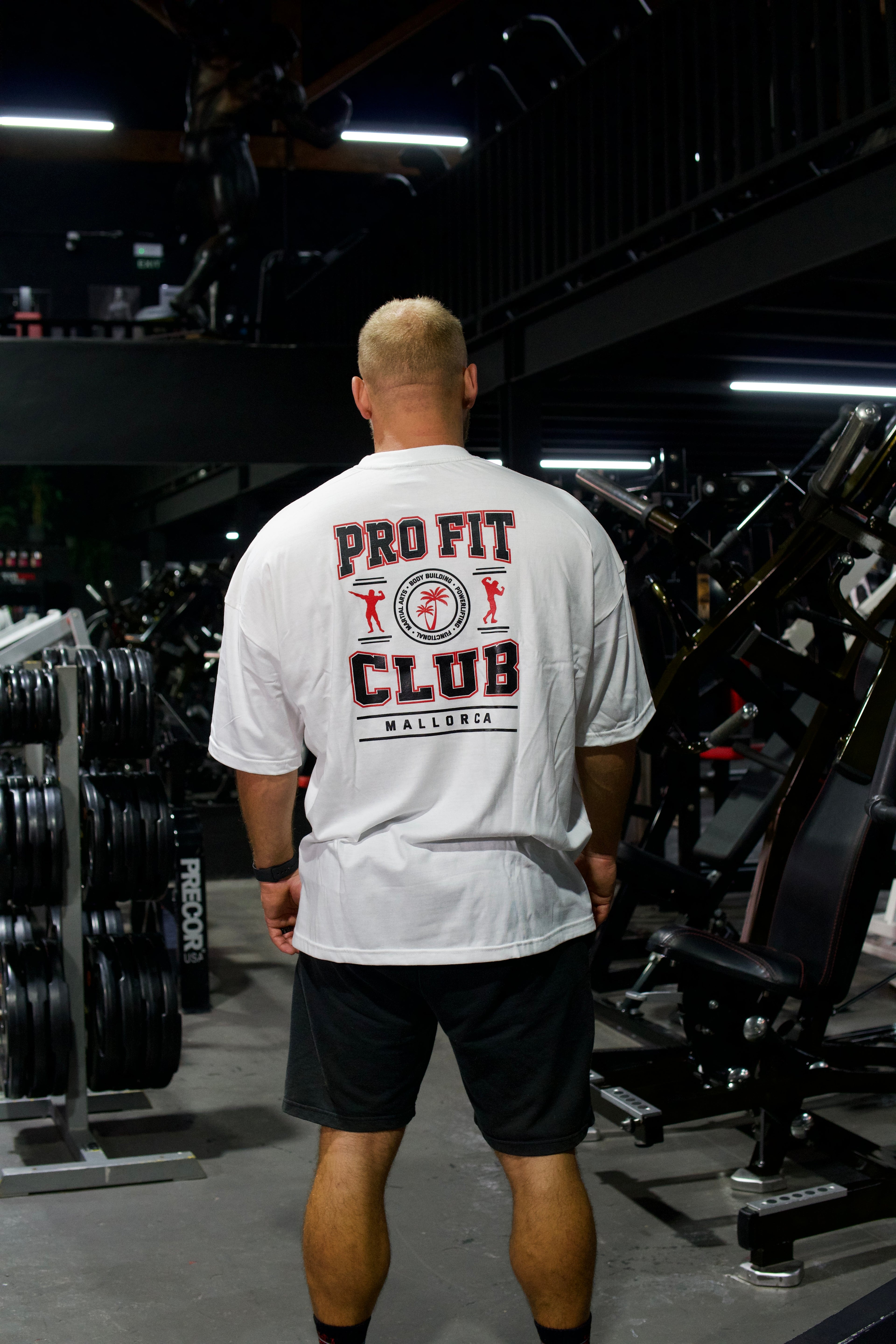 Weißes Oversize-T-Shirt mit großem ProFit Club Rückenprint in Schwarz und Rot.