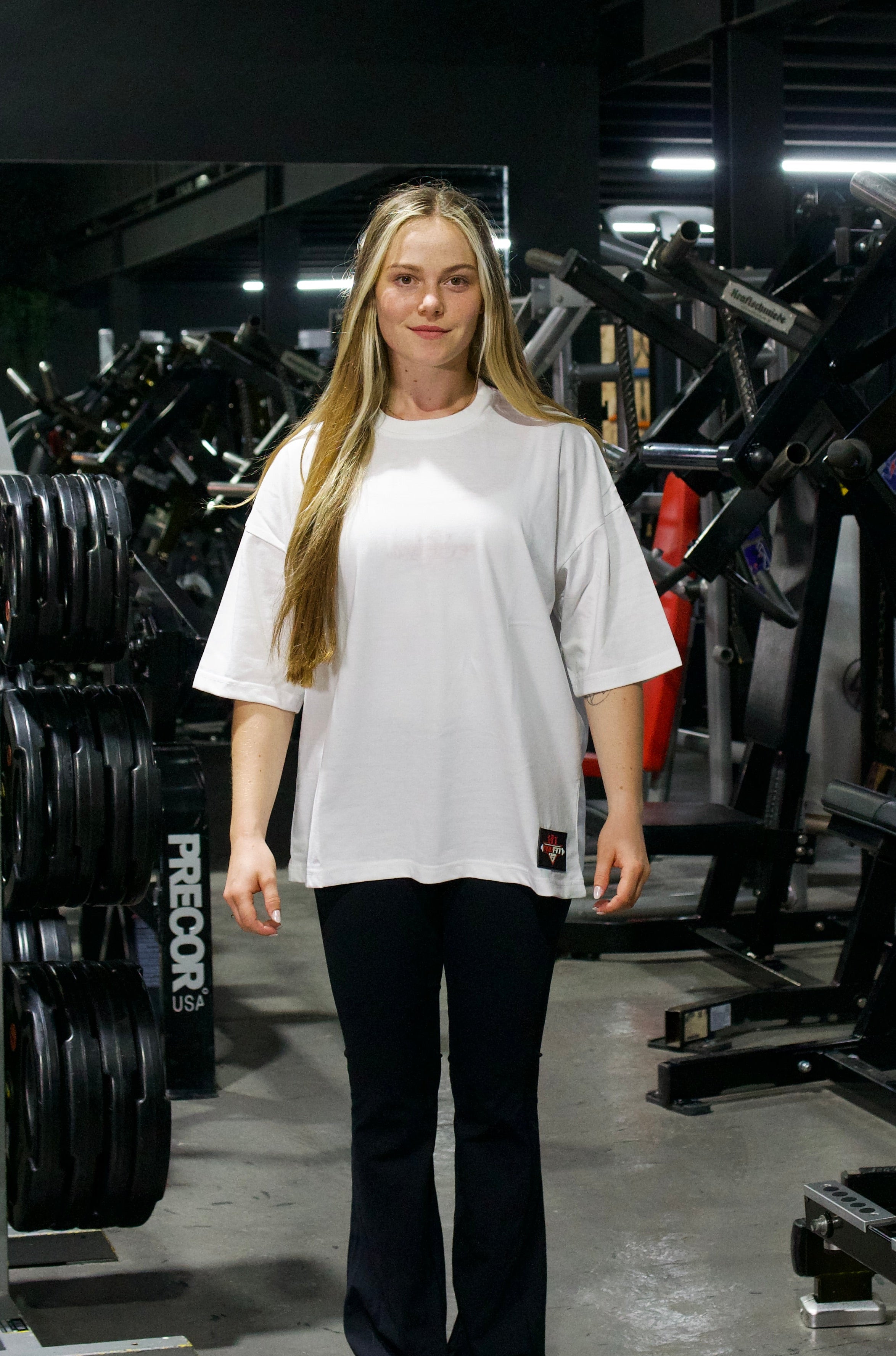 Weißes Oversize-T-Shirt mit großem ProFit Club Rückenprint in schwarz und Rot.