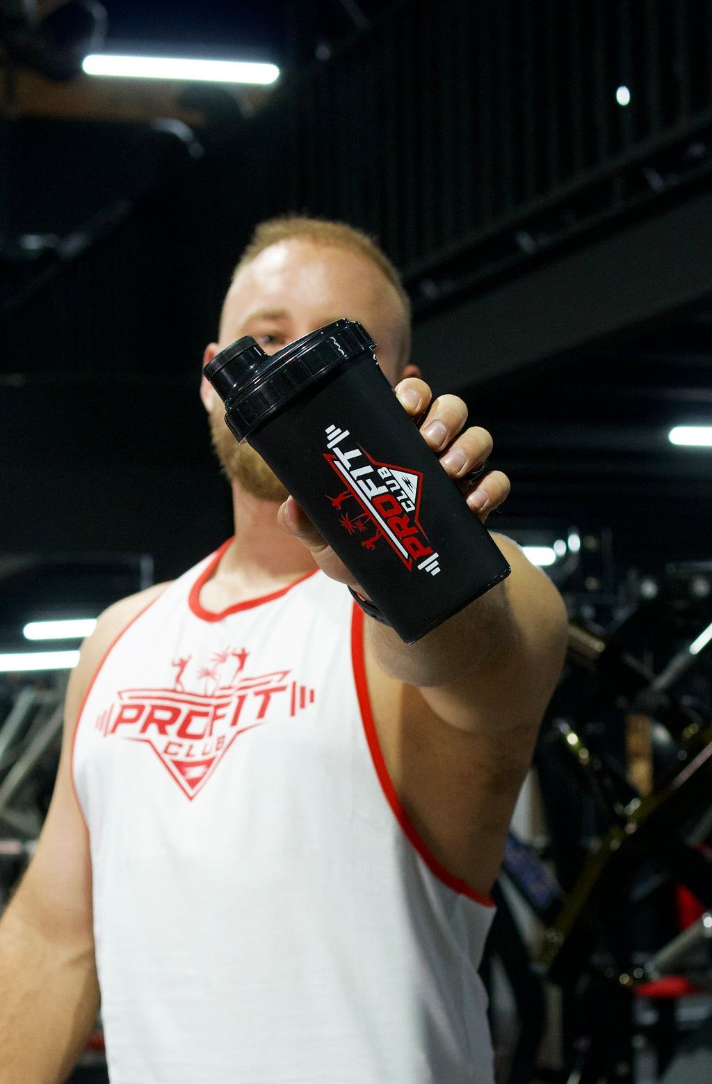 Schwarzer ProFit Club Shaker mit Logo und integriertem Siebeinsatz für cremige Proteinshakes.