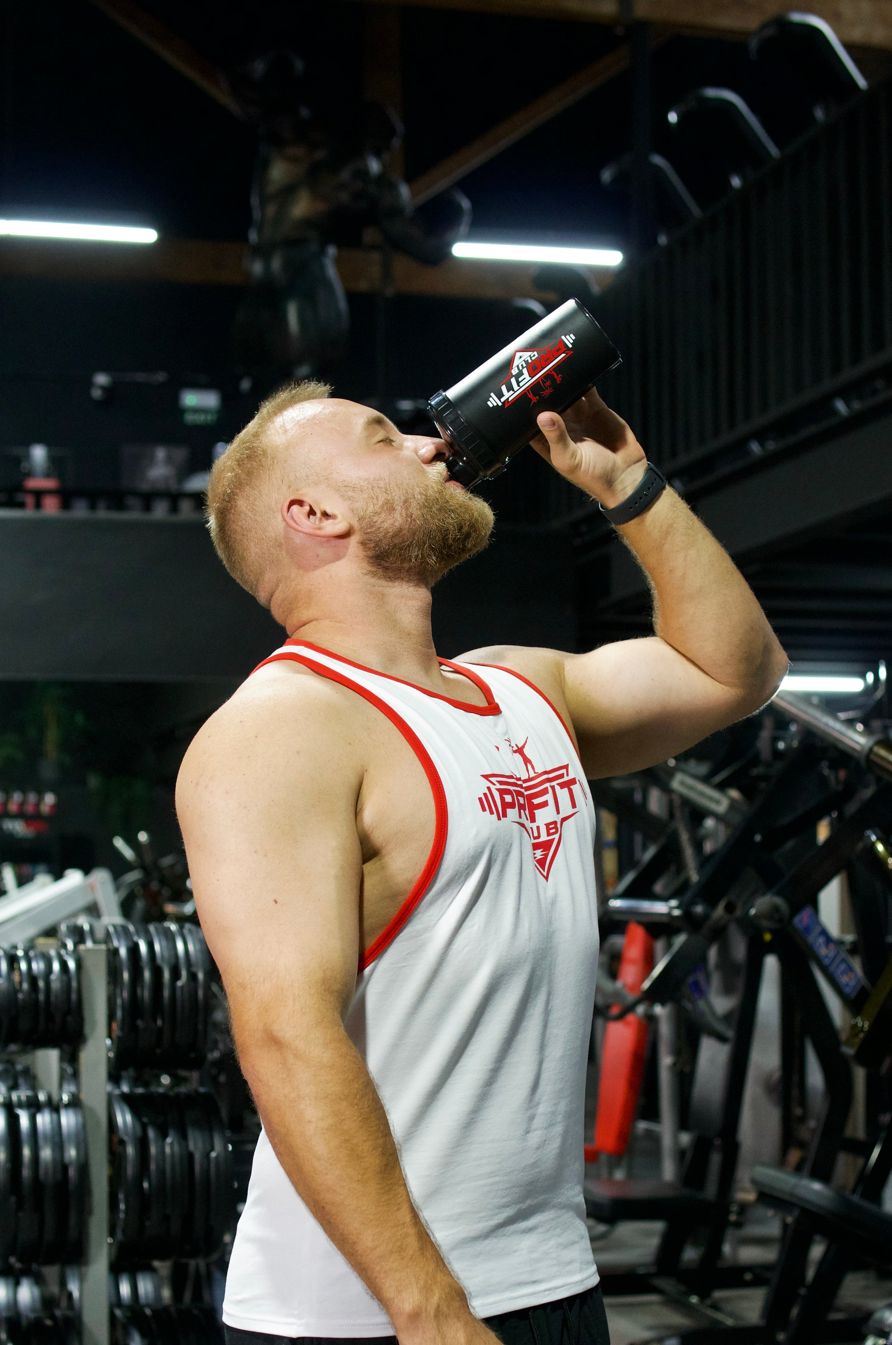 Schwarzer ProFit Club Shaker mit Logo und integriertem Siebeinsatz für cremige Proteinshakes.