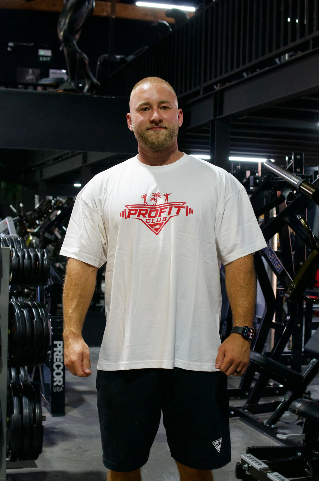 Weißes T-Shirt mit großem rotem ProFit Club Logo auf der Brust und lockerer Passform