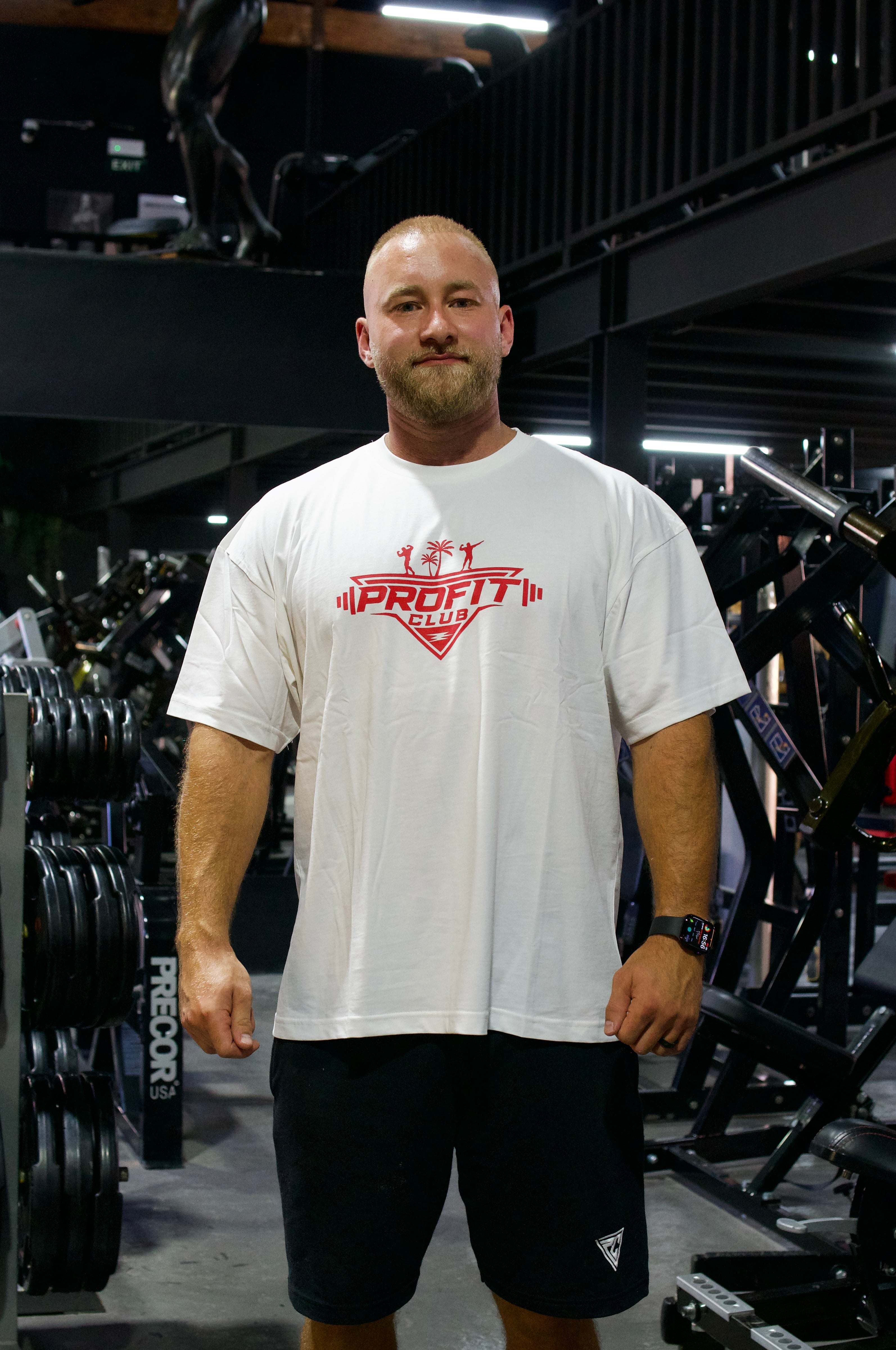 Weißes T-Shirt mit großem rotem ProFit Club Logo auf der Brust und lockerer Passform