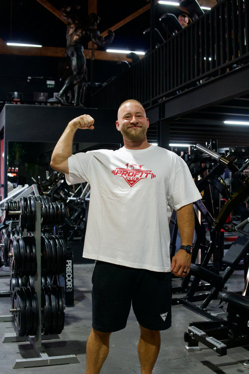 Weißes T-Shirt mit großem rotem ProFit Club Logo auf der Brust und lockerer Passform