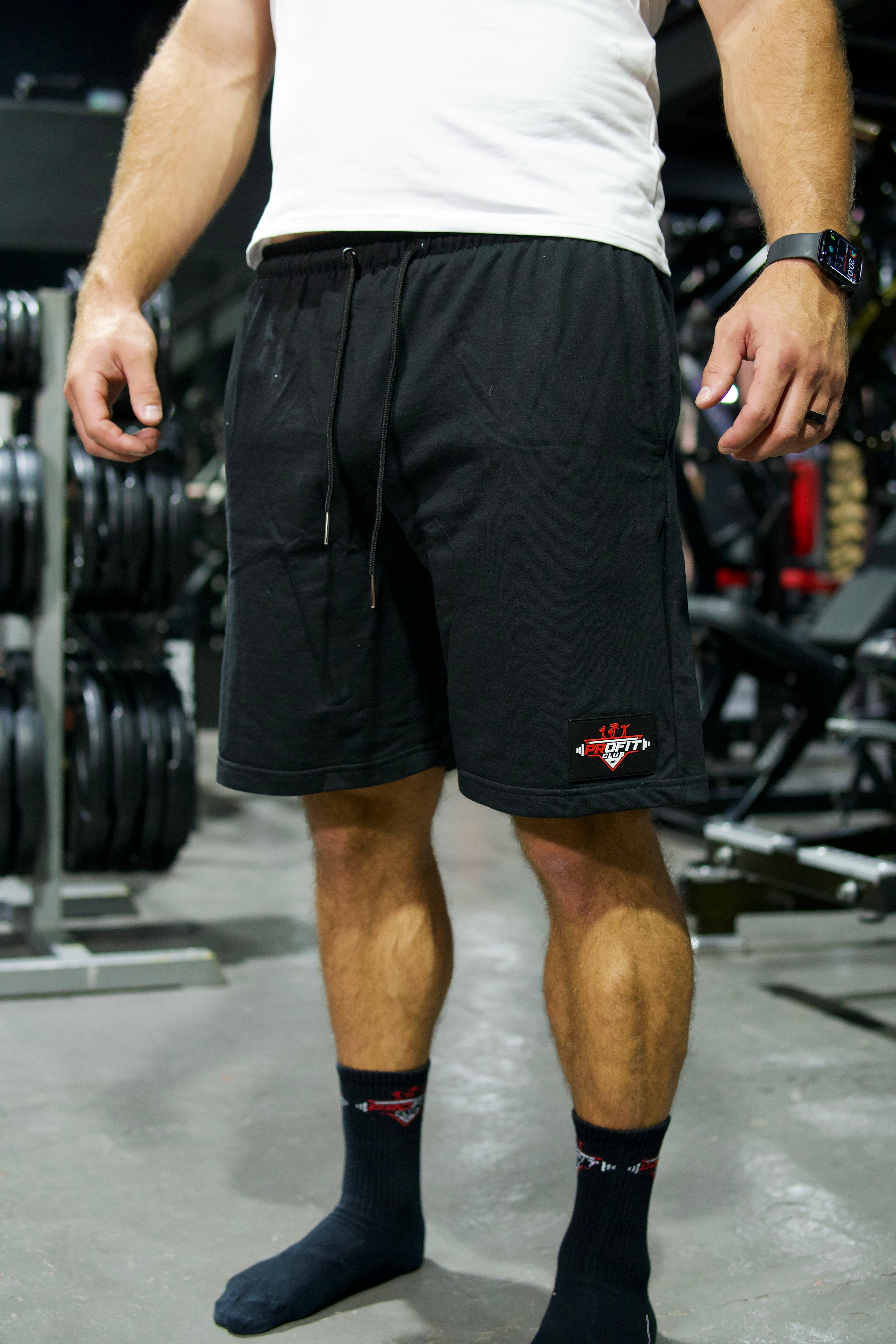 Schwarze Gym-Shorts mit elastischem Bund, Kordelzug und ProFit Club Logo-Patch am Bein.