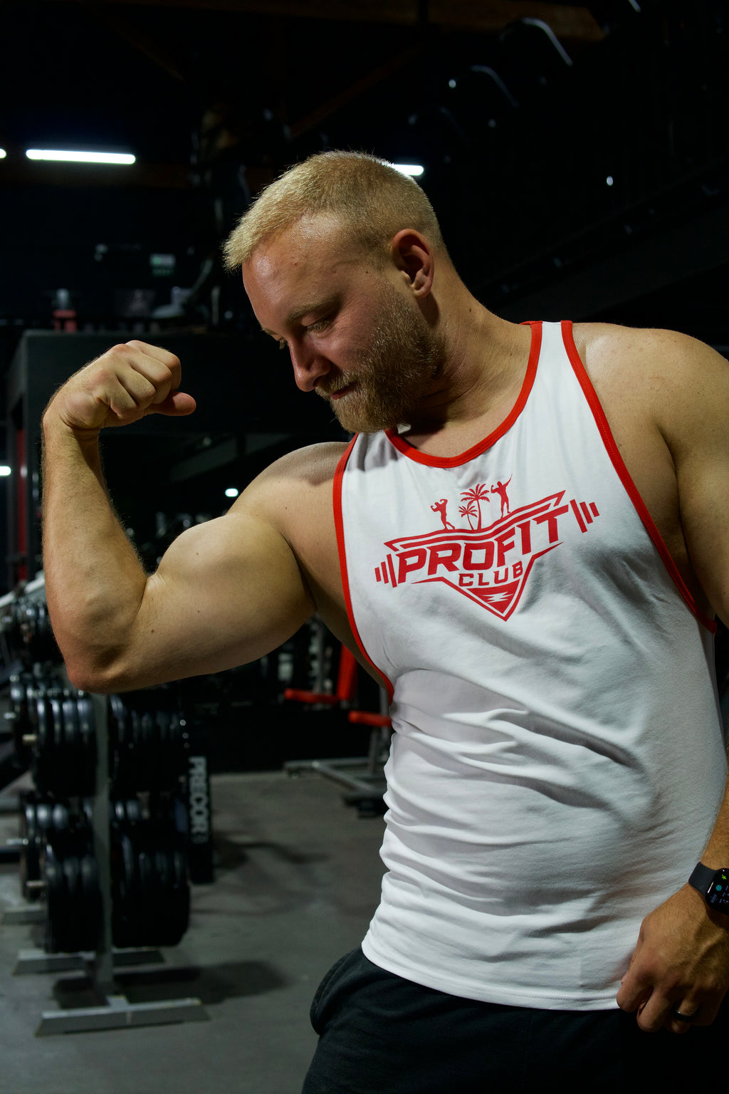 Camiseta de tirantes blanca ProFit Club con logotipo rojo en el pecho y ribetes rojos, ideal para entrenar y para el día a día.