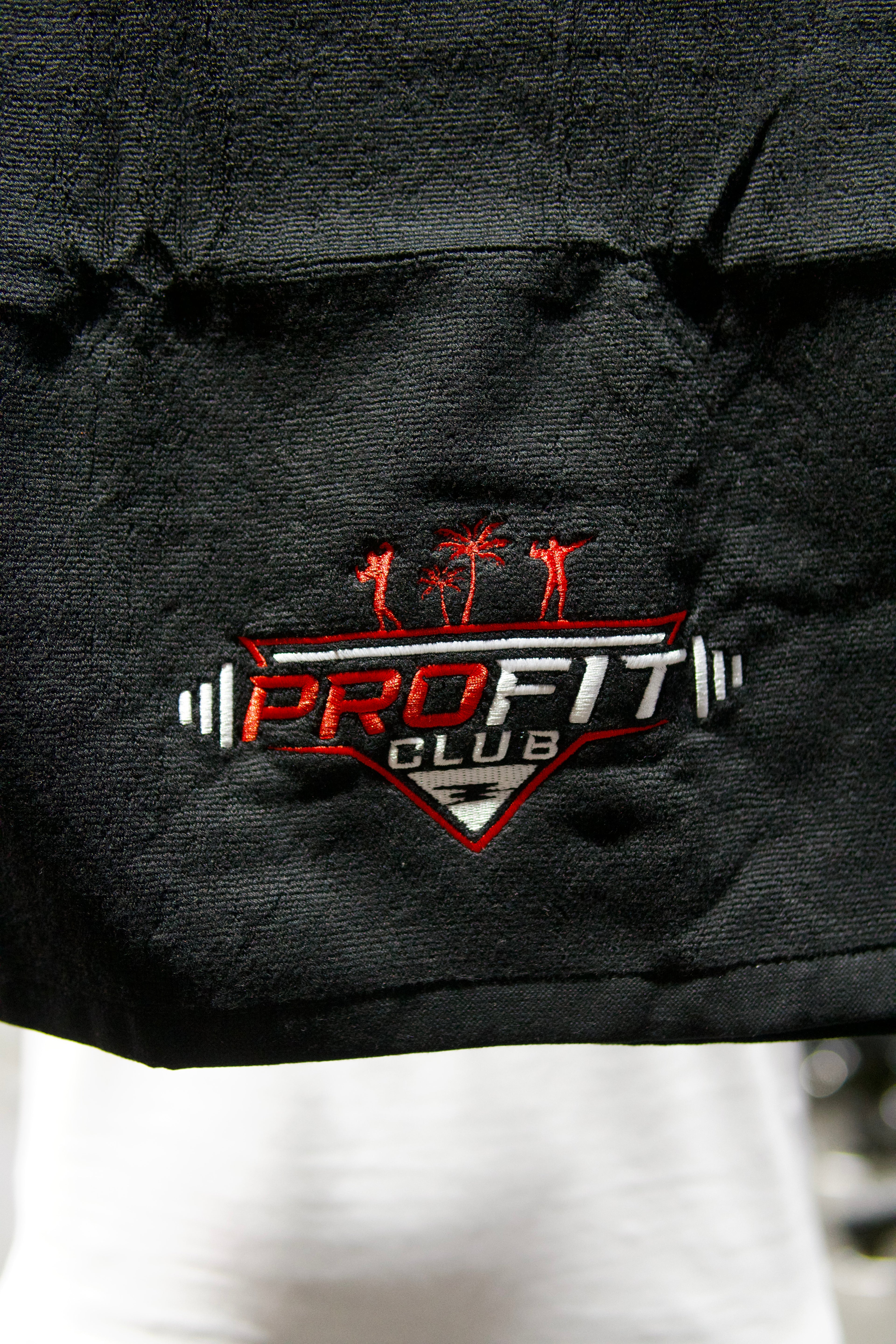 Schwarzes Baumwollhandtuch mit hochwertig gesticktem ProFit Club Logo.
