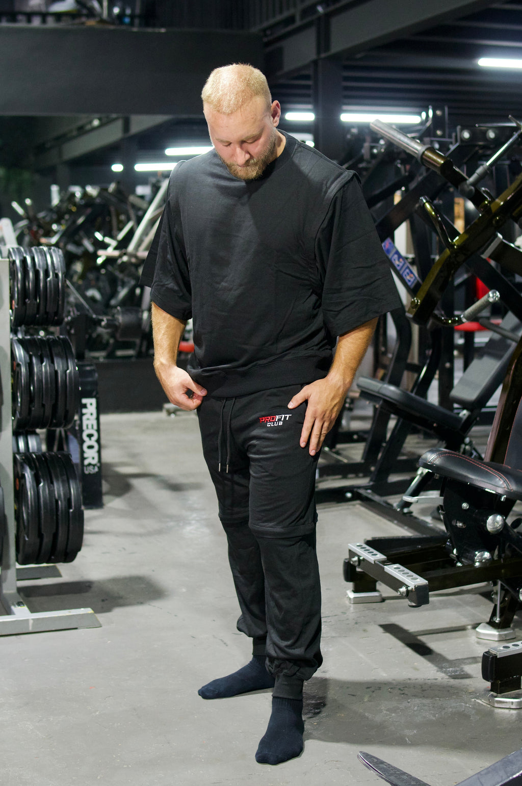 Athlet trägt eine schwarze Zip-off-Hose, die dank Reißverschlüssen als lange Hose oder Shorts getragen werden kann.