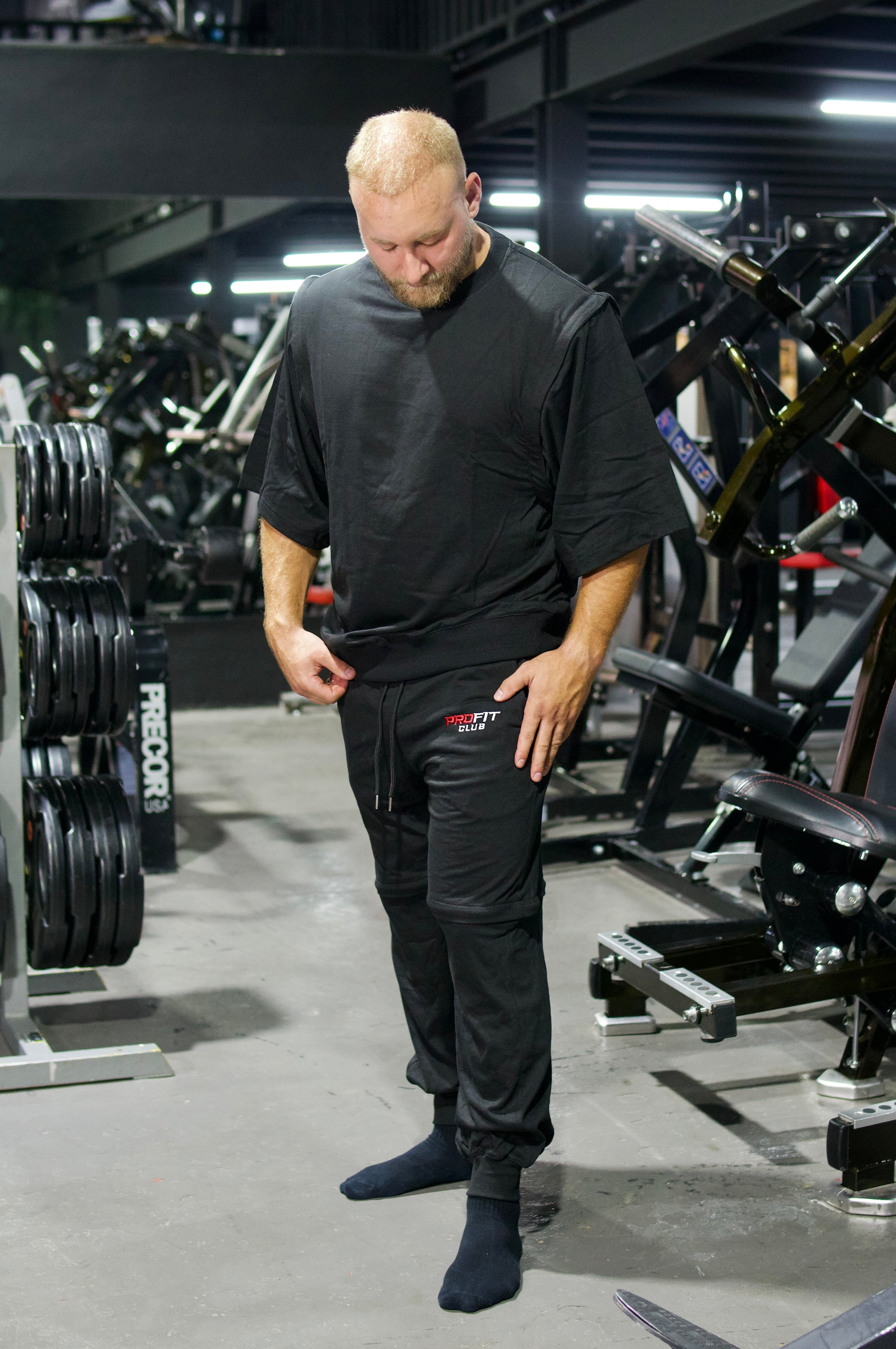 Athlet trägt eine schwarze Zip-off-Hose, die dank Reißverschlüssen als lange Hose oder Shorts getragen werden kann.